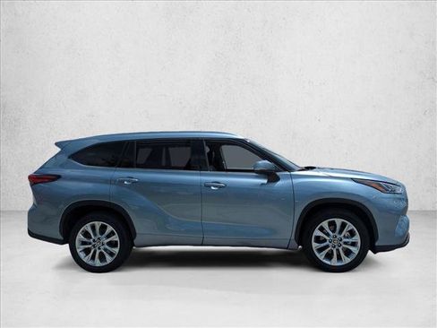 Used 2022 Toyota Highlander Limited FWD image 4