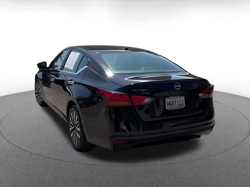 Used 2025 Nissan Altima 2.5 SV FWD image 11