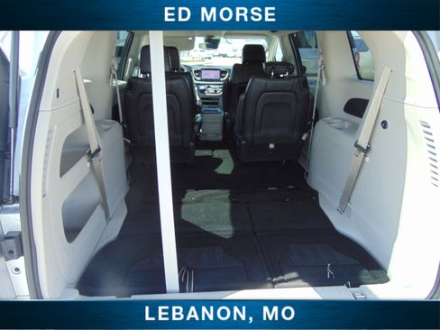 Used 2024 Chrysler Pacifica Touring-L image 12