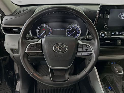 Used 2022 Toyota Highlander XLE AWD/4WD image 19