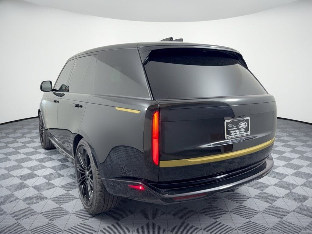 Used 2024 Land Rover Range Rover SE AWD/4WD image 3