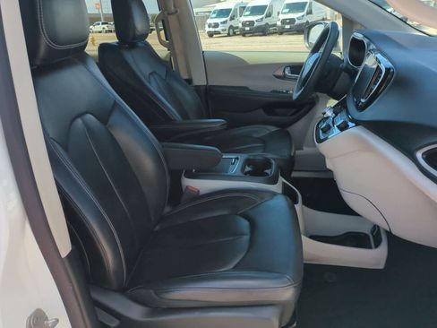 Used 2023 Chrysler Pacifica Touring-L FWD image 26