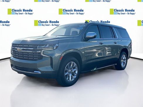 Used 2023 Chevrolet Suburban Premier image 3