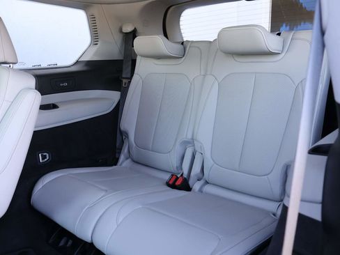 Used 2022 Jeep Grand Cherokee L Overland w/ Luxury Tech Group IV image 11