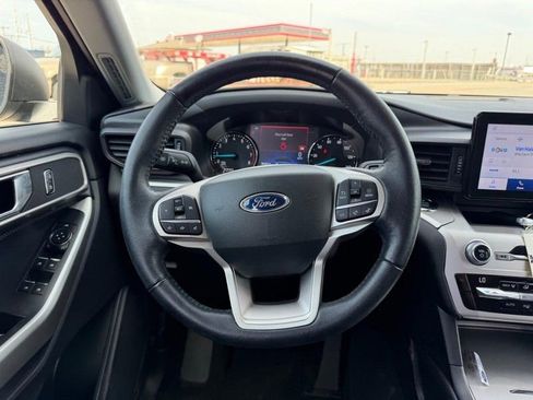 Used 2021 Ford Explorer XLT image 12