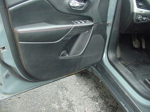 Used 2014 Jeep Cherokee Trailhawk w/ Comfort/Convenience Group image 10