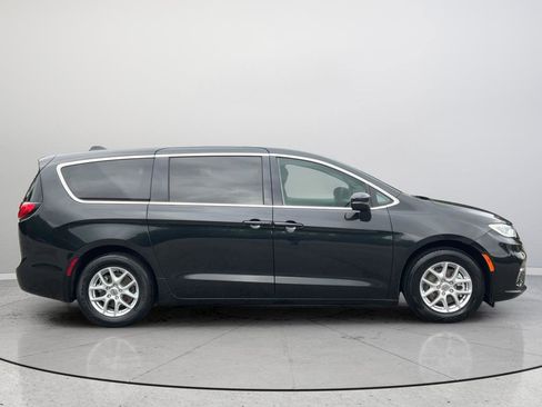 Used 2023 Chrysler Pacifica Touring-L FWD image 6