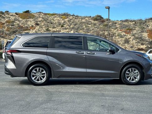 Used 2022 Toyota Sienna XLE FWD image 2
