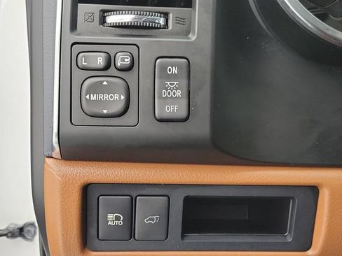 Used 2018 Toyota Sequoia Platinum RWD image 30