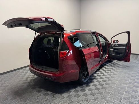 Used 2020 Chrysler Pacifica Touring-L AWD/4WD image 26