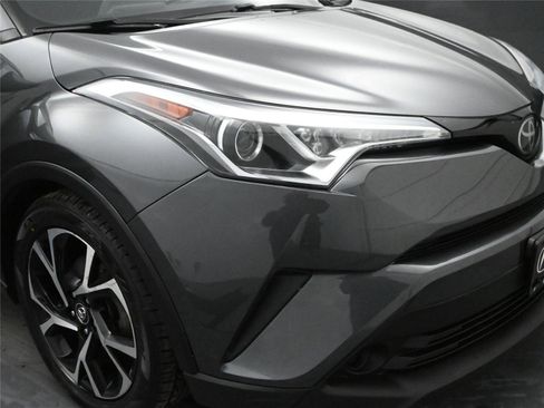 Used 2019 Toyota C-HR XLE image 16