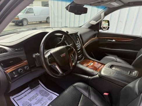 Used 2015 Cadillac Escalade Luxury AWD/4WD image 25