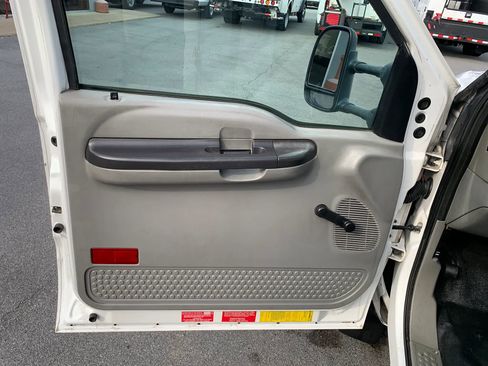 Used 2006 Ford F550 2WD Regular Cab Super Duty image 8