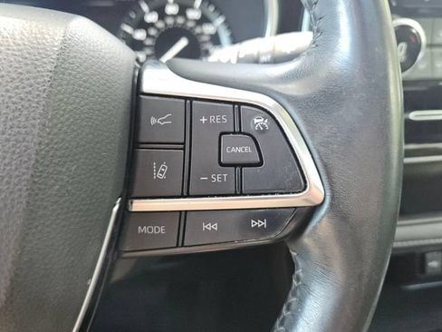 Used 2021 Toyota Highlander XLE FWD image 25