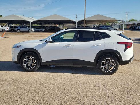 Used 2025 Chevrolet Trax LT FWD image 5