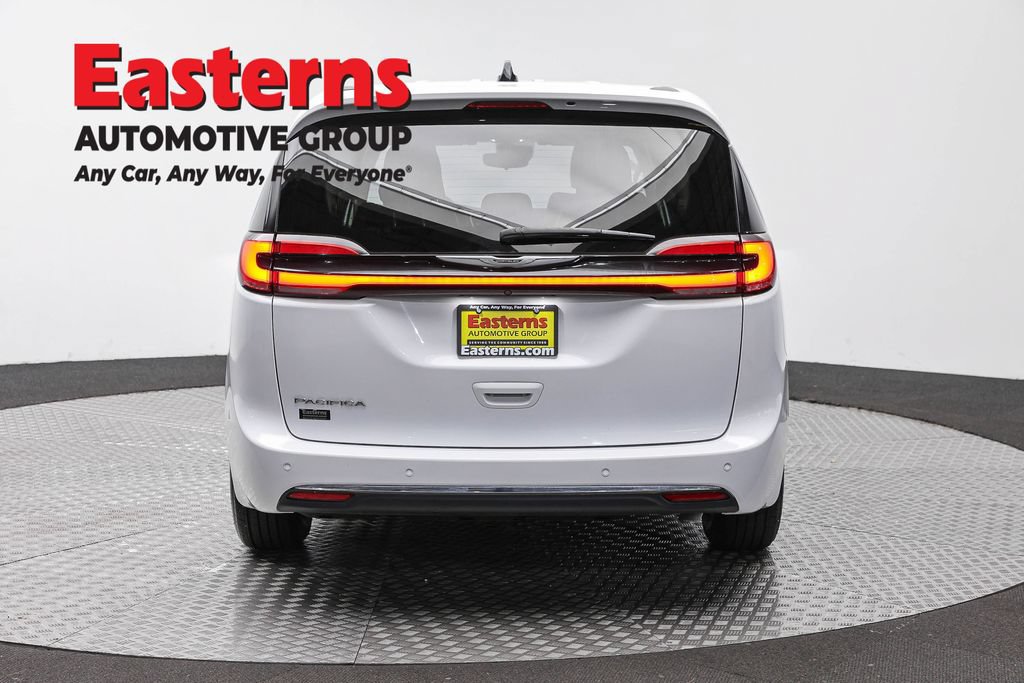 Used 2023 Chrysler Pacifica Touring-L FWD image 7