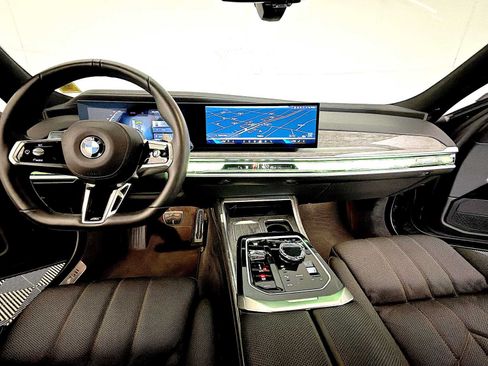 Certified 2025 BMW 760i xDrive w/ Executive Package AWD/4WD image 16