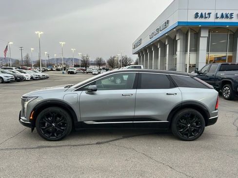 Used 2025 Cadillac Optiq Luxury 2 w/ LPO, ONYX Package image 10