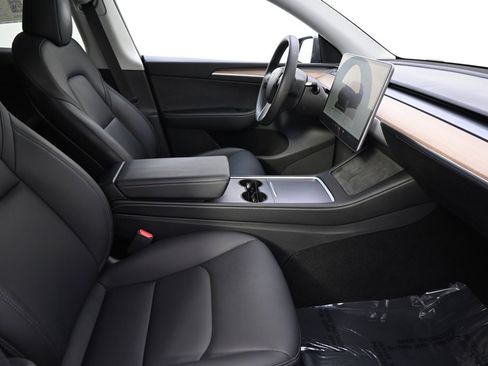 Used 2022 Tesla Model Y Long Range image 16