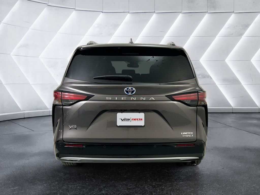 Used 2023 Toyota Sienna Limited FWD image 5