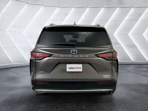 Used 2023 Toyota Sienna Limited FWD image 5