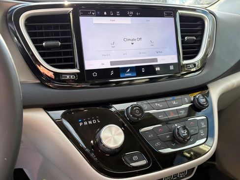 Used 2024 Chrysler Pacifica Touring-L image 10