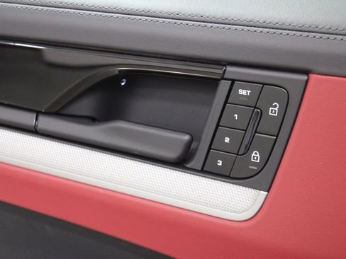 Certified 2025 Porsche Cayenne AWD/4WD image 19