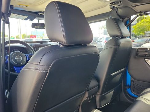 Used 2015 Jeep Wrangler Unlimited Rubicon w/ Connectivity Group AWD/4WD image 18