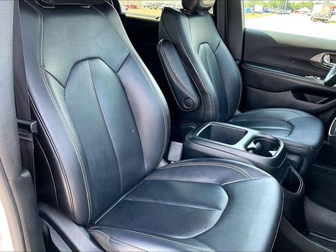 Used 2025 Chrysler Pacifica Select FWD image 7