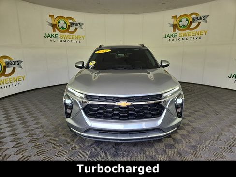 Certified 2025 Chevrolet Trax LT w/ LT Convenience Package FWD image 2