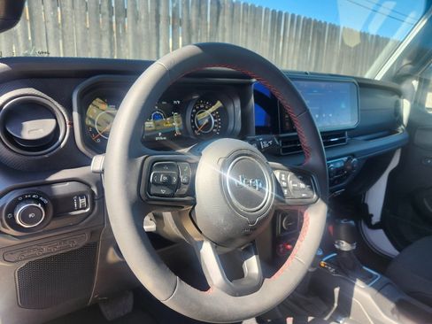 Used 2025 Jeep Wrangler Unlimited Rubicon image 10