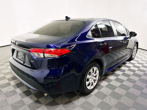 Used 2022 Toyota Corolla LE image 3