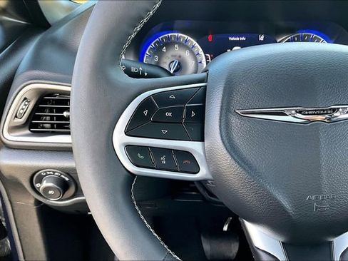 Used 2025 Chrysler Pacifica Select image 11