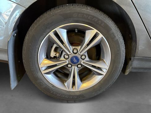 Used 2018 Ford Focus SE w/ SE Appearance Package FWD image 18