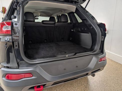Used 2016 Jeep Cherokee Trailhawk w/ Cold Weather Group AWD/4WD image 15
