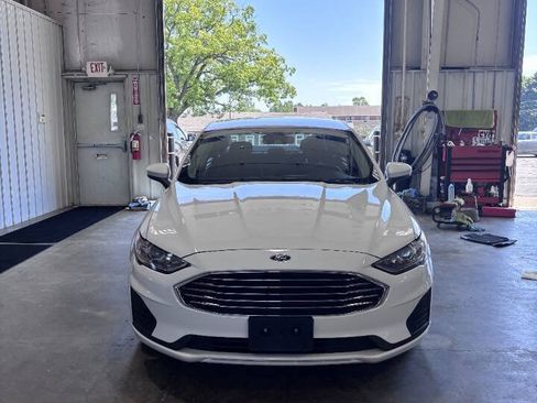Used 2019 Ford Fusion SE FWD image 3