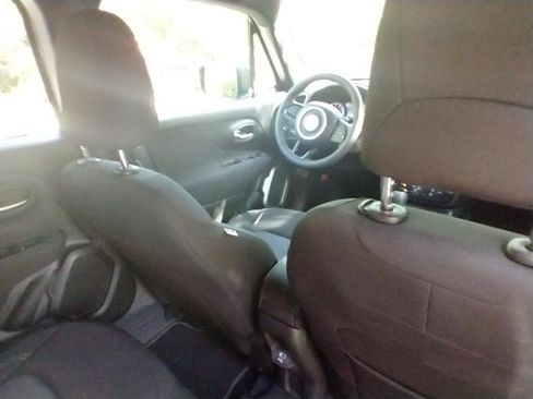 Used 2021 Jeep Renegade Latitude FWD image 12