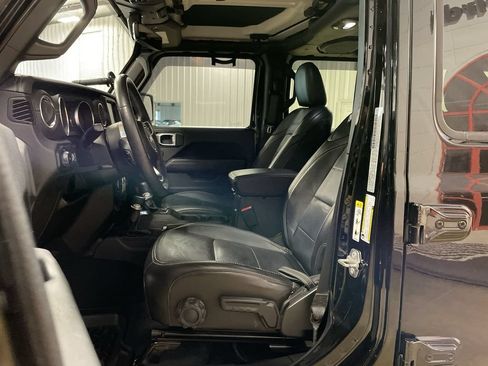 Used 2018 Jeep Wrangler Unlimited Sahara AWD/4WD image 14