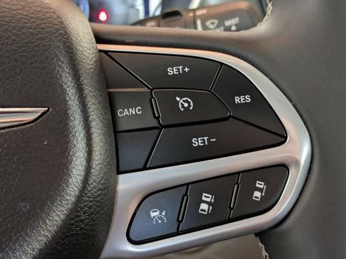 Used 2024 Chrysler Pacifica Touring-L FWD image 25