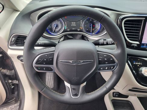 Used 2023 Chrysler Pacifica Touring-L FWD image 26