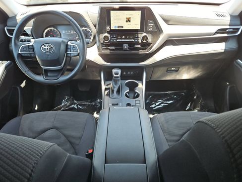 Certified 2025 Toyota Highlander LE FWD image 12