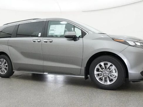 New 2026 Toyota Sienna XLE image 28