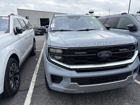 Used 2025 Ford Expedition Platinum AWD/4WD image 3