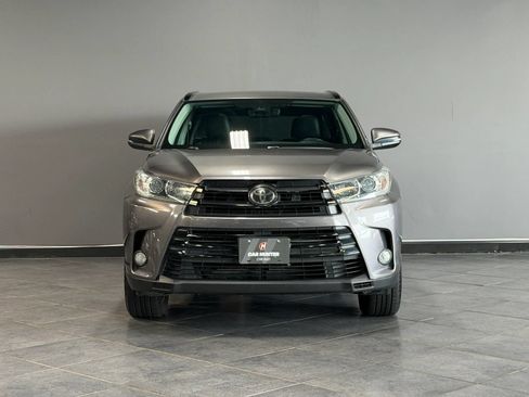 Used 2018 Toyota Highlander SE FWD image 2