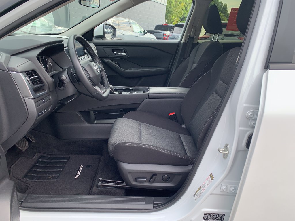 Certified 2025 Nissan Rogue SV FWD image 17