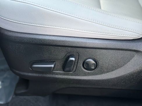 Used 2025 Kia Telluride EX w/ EX Captain's Chair Package image 16