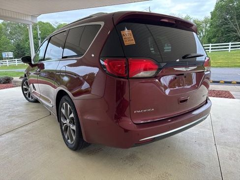 Used 2020 Chrysler Pacifica Limited w/ Tire & Wheel Group FWD image 6