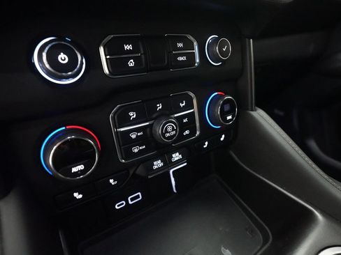 Used 2023 Chevrolet Suburban Z71 w/ Luxury Package AWD/4WD image 22