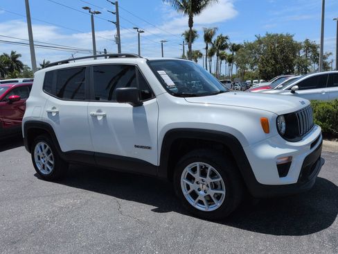 Used 2022 Jeep Renegade Latitude w/ Convenience Group AWD/4WD image 2