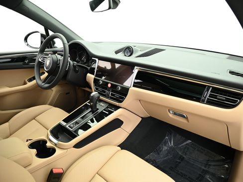 Used 2025 Porsche Macan image 29